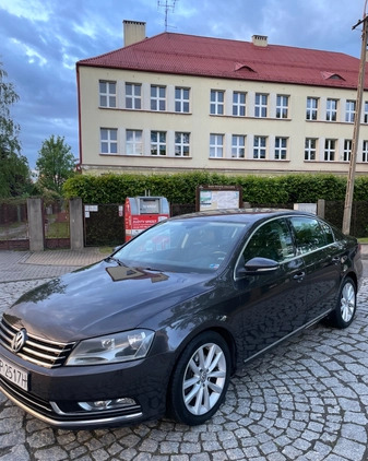 Volkswagen Passat cena 37000 przebieg: 205000, rok produkcji 2010 z Biała małe 301